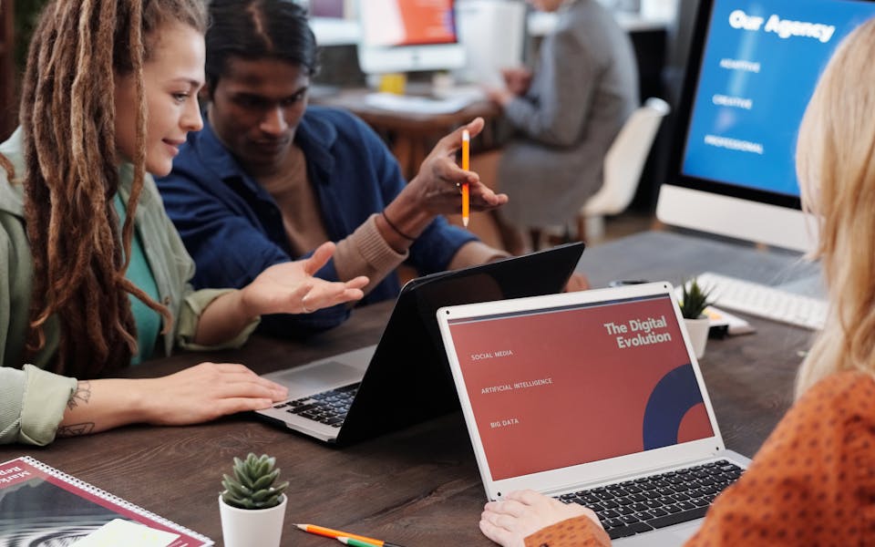 Comment les agences digitales conservent leur rôle essentiel avec l’IA autonome ?